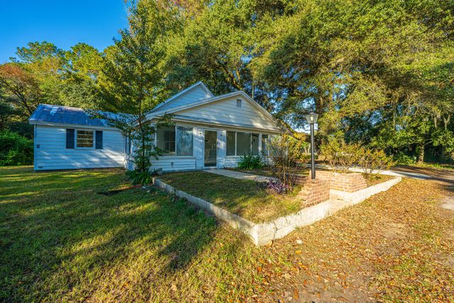 1063 S Pinckney Street, Mcclellanville, SC 29458