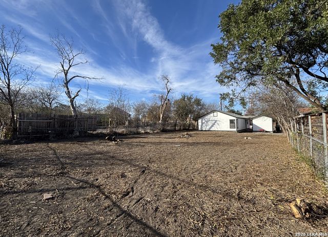 132 University, San Antonio, TX 78201