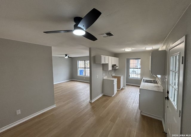 132 University, San Antonio, TX 78201