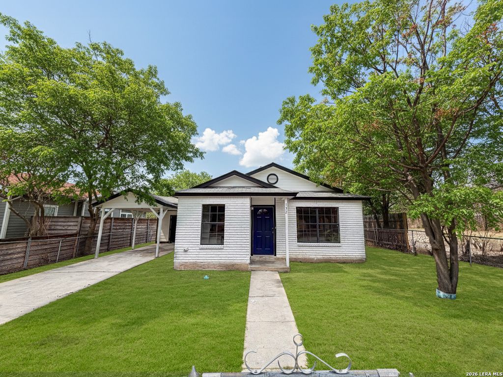 132 University, San Antonio, TX 78201