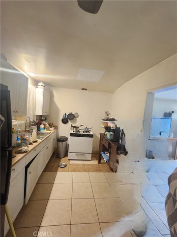 712 S Vicentia, Corona, CA 92882