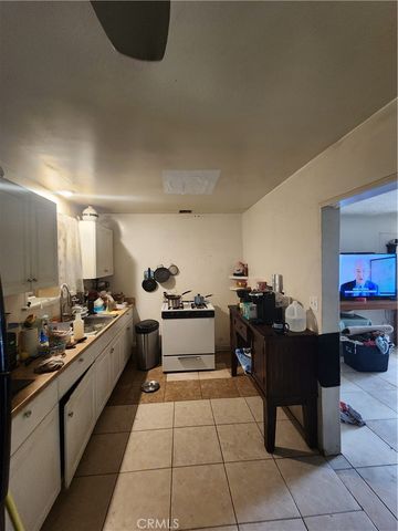 712 S Vicentia, Corona, CA 92882