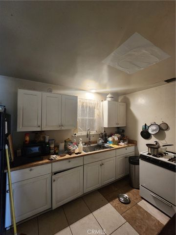 712 S Vicentia, Corona, CA 92882