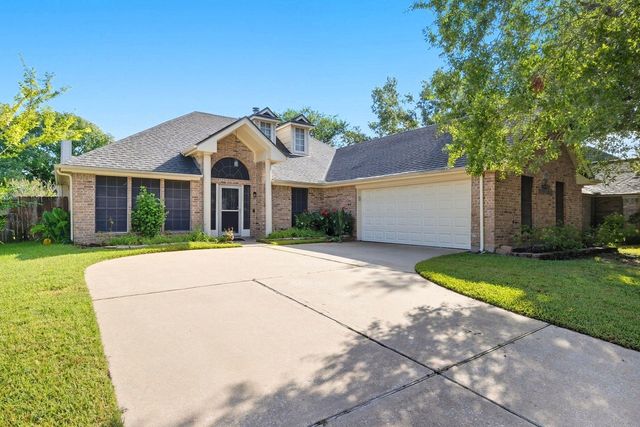 1813 Oak Wood Drive E, Pearland, TX 77581