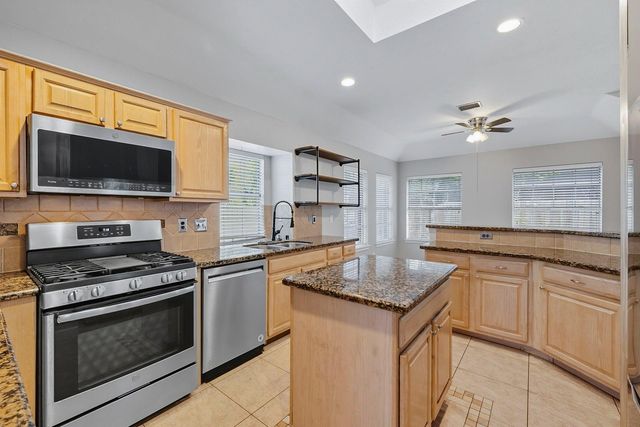 1813 Oak Wood Drive E, Pearland, TX 77581