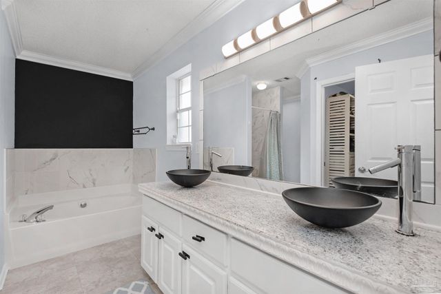 2706 Riverside Landing Dr, Navarre, FL 32566