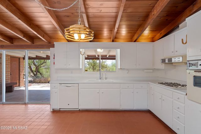 1543 N Plaza De Lirios, Tucson, AZ 85745