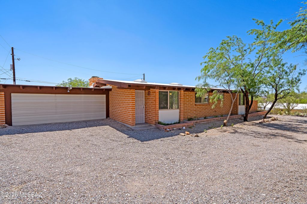 1543 N Plaza De Lirios, Tucson, AZ 85745