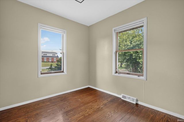 61384 Oak Road, South Bend, IN 46614