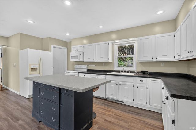 61384 Oak Road, South Bend, IN 46614