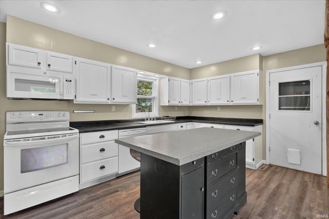 61384 Oak Road, South Bend, IN 46614
