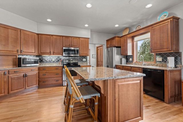 900 CLOVER COURT, Menasha, WI 54952