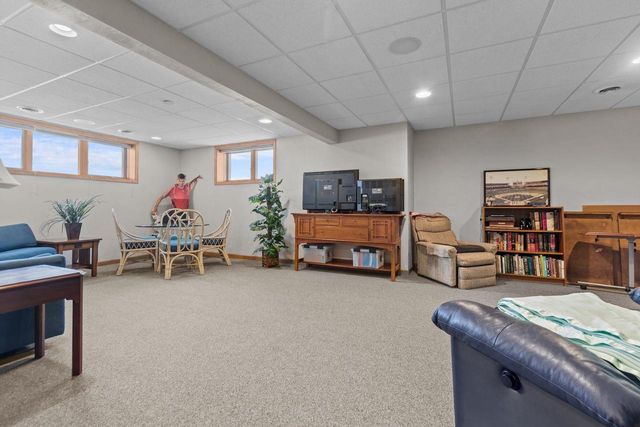 900 CLOVER COURT, Menasha, WI 54952