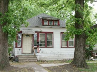 323 Cresent Pl, Waterloo, IA 50703