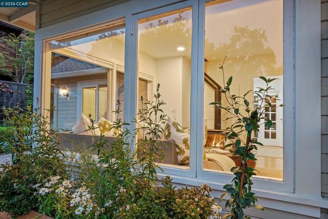 3 Songbird Ct, Lafayette, CA 94549