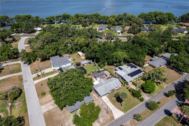 1207 ORANGE AVENUE, Tavares, FL 32778