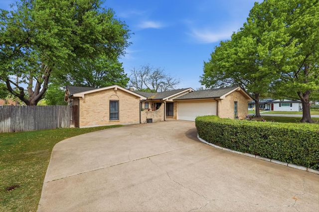 1917 Hurstview Drive, Hurst, TX 76054