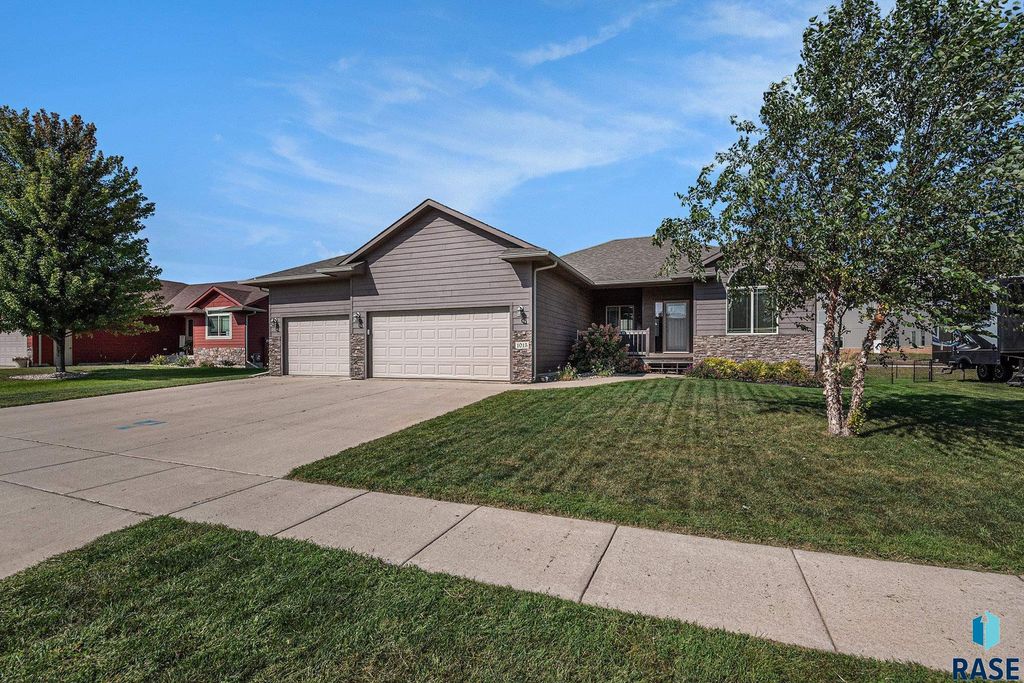 1015 N Cole Ave Avenue, Tea, SD 57064