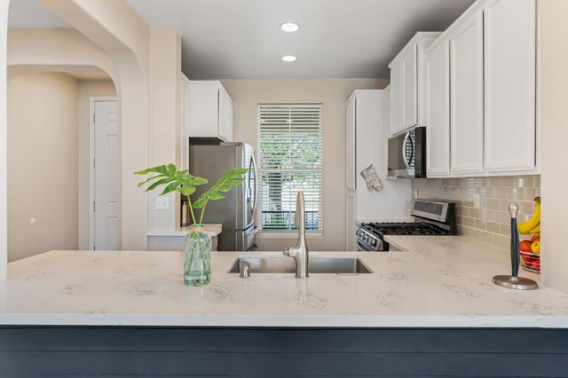 10065 Waterfield Dr, Elk Grove, CA 95757