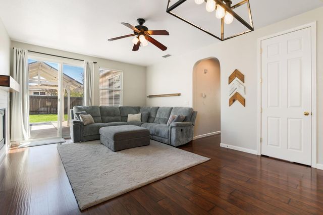 10065 Waterfield Dr, Elk Grove, CA 95757