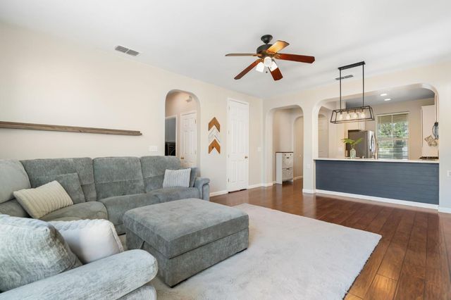 10065 Waterfield Dr, Elk Grove, CA 95757