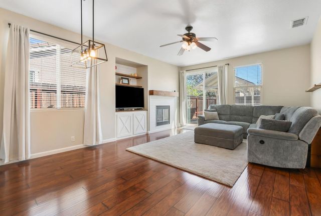 10065 Waterfield Dr, Elk Grove, CA 95757