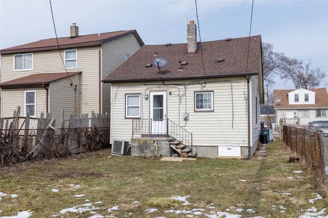 107 W Hayes Avenue, Hazel Park, MI 48030