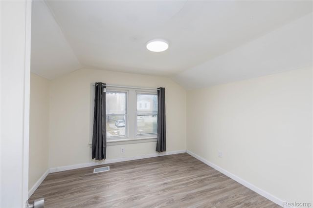 107 W Hayes Avenue, Hazel Park, MI 48030