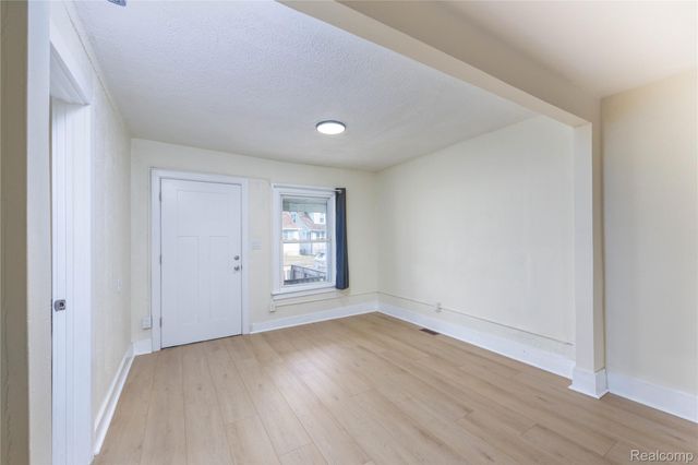 107 W Hayes Avenue, Hazel Park, MI 48030