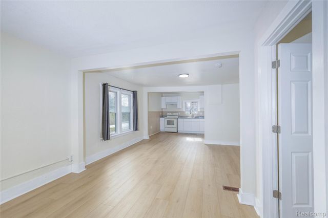 107 W Hayes Avenue, Hazel Park, MI 48030