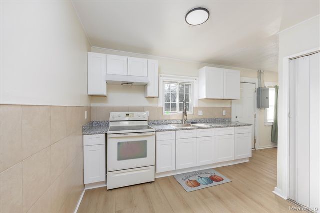 107 W Hayes Avenue, Hazel Park, MI 48030