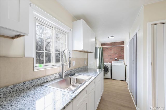 107 W Hayes Avenue, Hazel Park, MI 48030