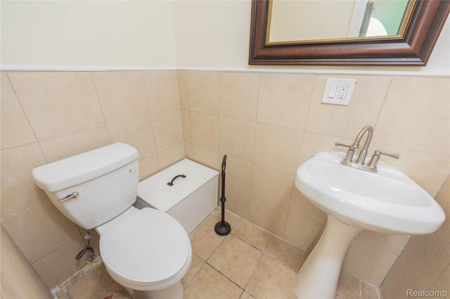 107 W Hayes Avenue, Hazel Park, MI 48030