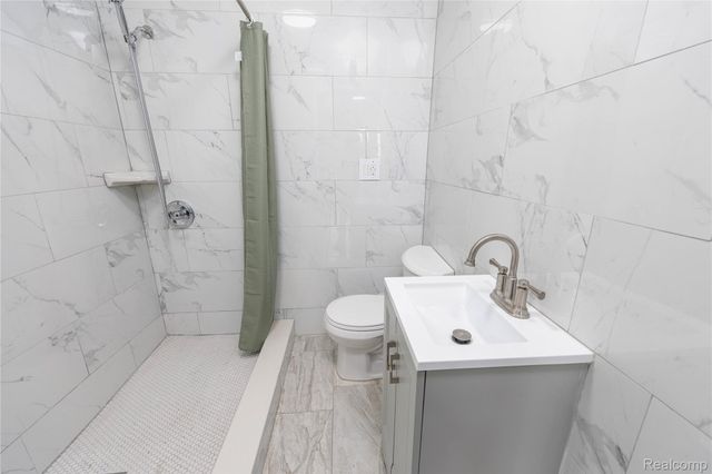 107 W Hayes Avenue, Hazel Park, MI 48030