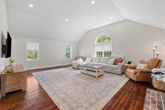 8 Virginia Ave, Sutton, MA 01590