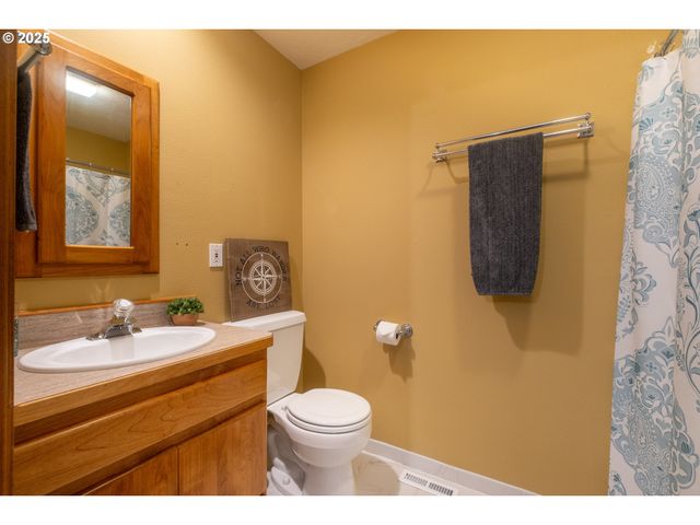 760 Sw RANGE Dr, Waldport, OR 97394