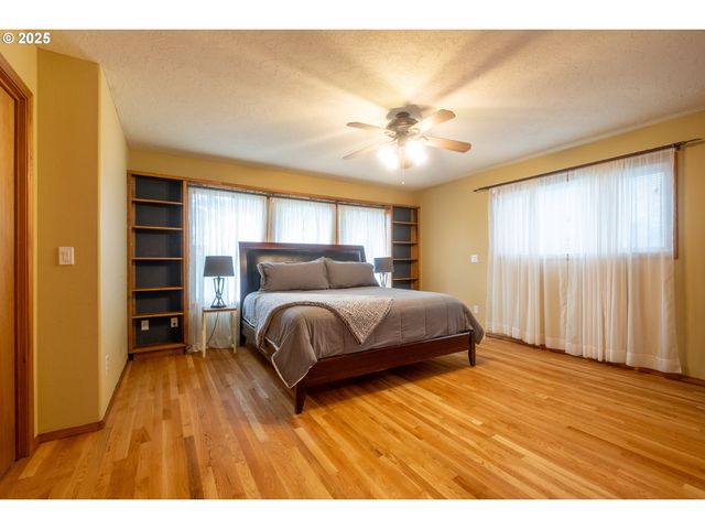 760 Sw RANGE Dr, Waldport, OR 97394