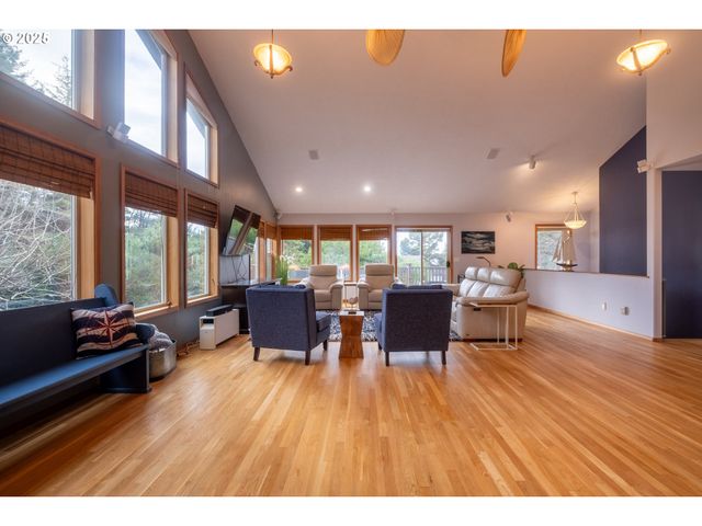760 Sw RANGE Dr, Waldport, OR 97394