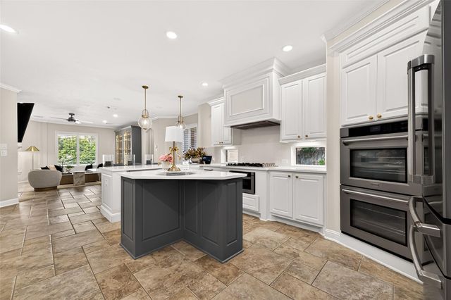 15 Veilwood Circle, The Woodlands, TX 77382