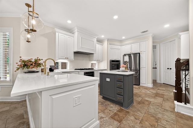 15 Veilwood Circle, The Woodlands, TX 77382