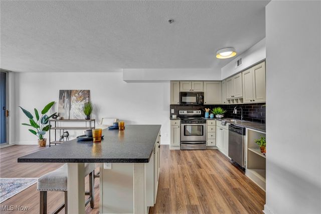 2222 Detroit Avenue 503, Cleveland, OH 44113