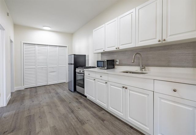 218 N PINELLAS AVENUE, Tarpon Springs, FL 34689