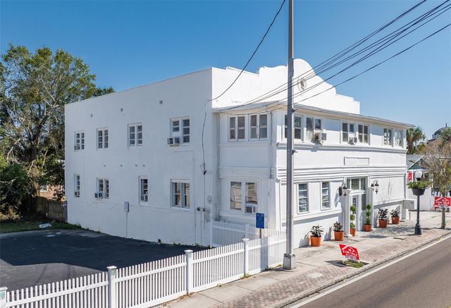 218 N PINELLAS AVENUE, Tarpon Springs, FL 34689