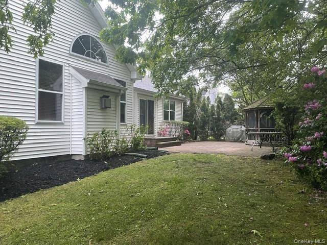 87 Summerfield Drive, Holtsville, NY 11742