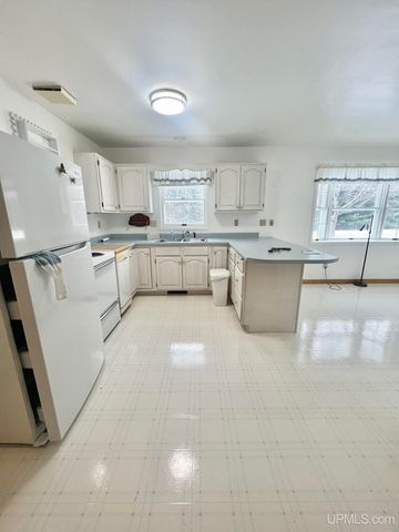 950 S Hemlock Street, Iron Mountain, MI 49801