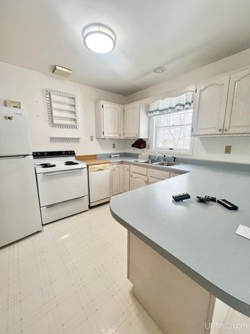 950 S Hemlock Street, Iron Mountain, MI 49801