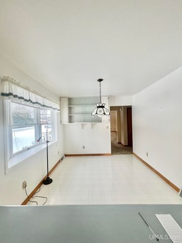 950 S Hemlock Street, Iron Mountain, MI 49801