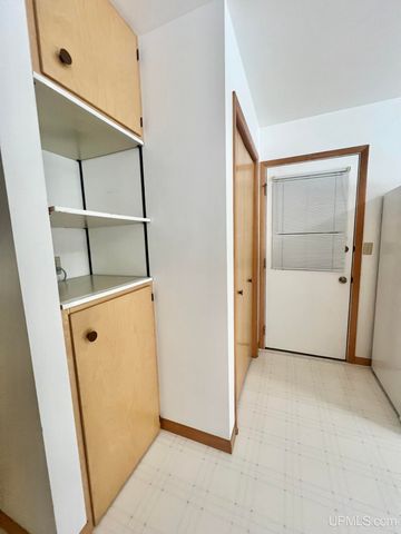 950 S Hemlock Street, Iron Mountain, MI 49801