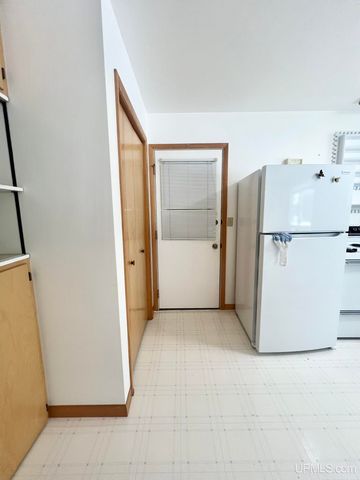 950 S Hemlock Street, Iron Mountain, MI 49801