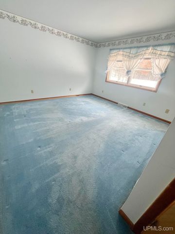 950 S Hemlock Street, Iron Mountain, MI 49801